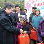 Phó Thống đốc NHNN Đào Minh Tú cùng Đoàn công tác trao qua cho các hộ nghèo, gia đình chính sách tại xã Y Tý, huyện Bát Xát (Lào Cai)