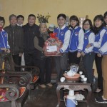 Đoàn viên thanh niên NHCSXH TP Hà Nội tặng quà hộ gia đình có hoàn cảnh khó khăn trên địa bàn quận Cầu Giấy (Hà Nội)