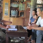 Lãnh đạo Hội Nông dân xã Thanh Luông (bên phải) chủ động đến gia đình bà Lường Thị Phóng để hướng dẫn làm thủ tục khoanh nợ