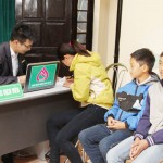 Người giám hộ và các em nhỏ có hoàn cảnh khó khăn làm thủ tục nhận tiền ủng hộ của “Lá lành” tại Điểm giao dịch NHCSXH phường Thanh Bình, TP Điện Biên