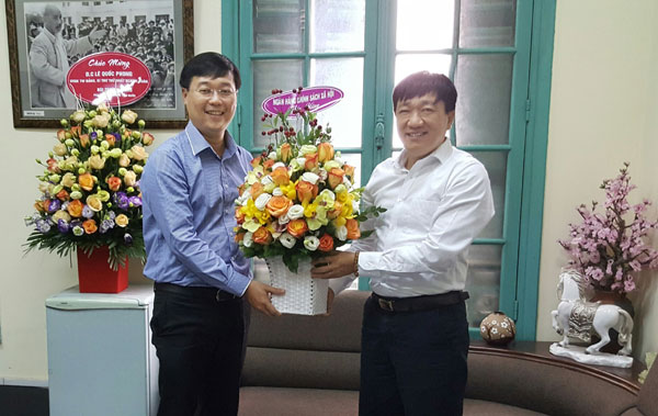 Tổng Giám đốc Dương Quyết Thắng (bên phải) chúc mừng đồng chí Lê Quốc Phong được bầu giữ chức Bí thư Thứ nhất Ban chấp hành TW Đoàn nhiệm kỳ 2012 - 2017