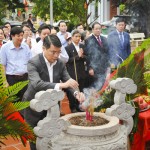 Các thế hệ cán bộ ngành Ngân hàng và đại diện lãnh đạo các cấp tỉnh Hải Dương làm lễ dâng hương, dâng hoa tại Khu tưởng niệm cố Phó Chủ nước Nguyễn Lương Bằng