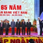 Thủ tướng Chính phủ Nguyễn Xuân Phúc thay mặt Đảng và Nhà nước tặng thưởng Huân chương Hồ Chí Minh lần thứ III cho Ngân hàng Nhà nước Việt Nam