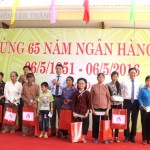 Thống đốc NHNN Lê Minh Hưng cùng Lãnh đạo NHCSXH và tỉnh Tuyên Quang tặng quà cho các gia đình có hoàn cảnh khó khăn tại xã Minh Thanh, huyện Sơn Dương