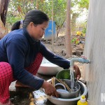 Chị Kator Thị Quý ở thôn Rã Trên sử dụng vốn vay ưu đãi để lắp đặt đường dẫn nước sạch