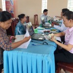 Bà con nhân dân phường Bình Hòa, thị xã Thuận An đến Điểm giao dịch của NHCSXH để làm thủ tục, nhận vốn vay ưu đãi