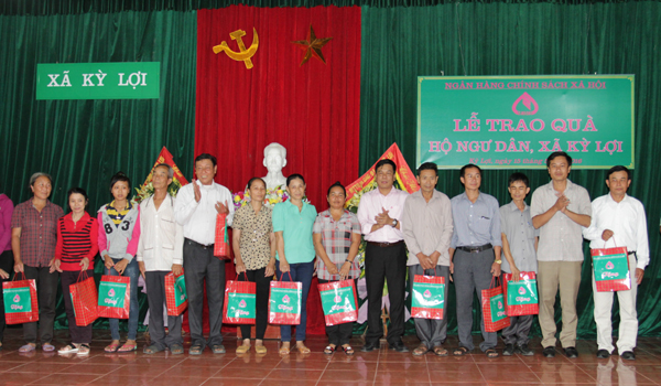NHCSXH tặng quà cho bà con ngư dân ở xã Kỳ Lợi, huyện Kỳ Anh (Hà Tĩnh)