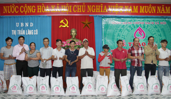 Những phần quà ý nghĩa của NHCSXH đã được trao tận tay cho các ngư dân thị trấn Lăng Cô, huyện Phú Lộc (Thừa Thiên - Huế)