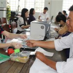 Hộ nghèo phấn khởi nhận vốn vay ưu đãi tại Điểm giao dịch xã của NHCSXH huyện Đức Hòa