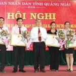 Đồng chí Lê Quang Thích - Phó Chủ tịch thường trực UBND tỉnh Quảng Ngãi chúc mừng các tập thể, cá nhân có thành tích xuất sắc trong việc thực hiện Chỉ thị 40 của Ban Bí thư Trung ương Đảng