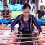 Nguồn vốn chính sách luôn đồng hành cùng bà con đồng bào DTTS A Đớt phát triển nghề dệt zèng truyền thống