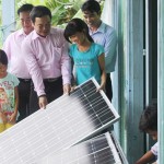 Phó Tổng Giám đốc Võ Minh Hiệp trao tặng pin năng lượng mặt trời cho gia đình hai cháu Ngọc Huyền và Ngọc Trân