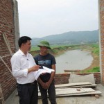 Căn nhà của anh Nguyễn Văn Tứ (áo đen) ở thôn Vân Tiến, xã Thành Mỹ, huyện Thạch Thành đang xây là có vốn vay ưu đãi