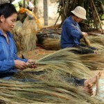 Hộ gia đình vay vốn hộ nghèo sản xuất chổi chít tại Quảng Ngãi