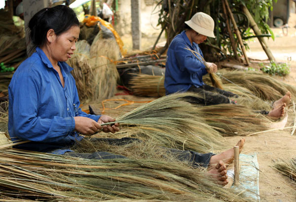 Hộ gia đình vay vốn hộ nghèo sản xuất chổi chít tại Quảng Ngãi Ảnh: Trần Việt