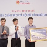 Đại diện NHCSXH, Phó Tổng Giám đốc Võ Minh Hiệp trao kinh phí hỗ trợ xây dựng 02 căn nhà tình nghĩa