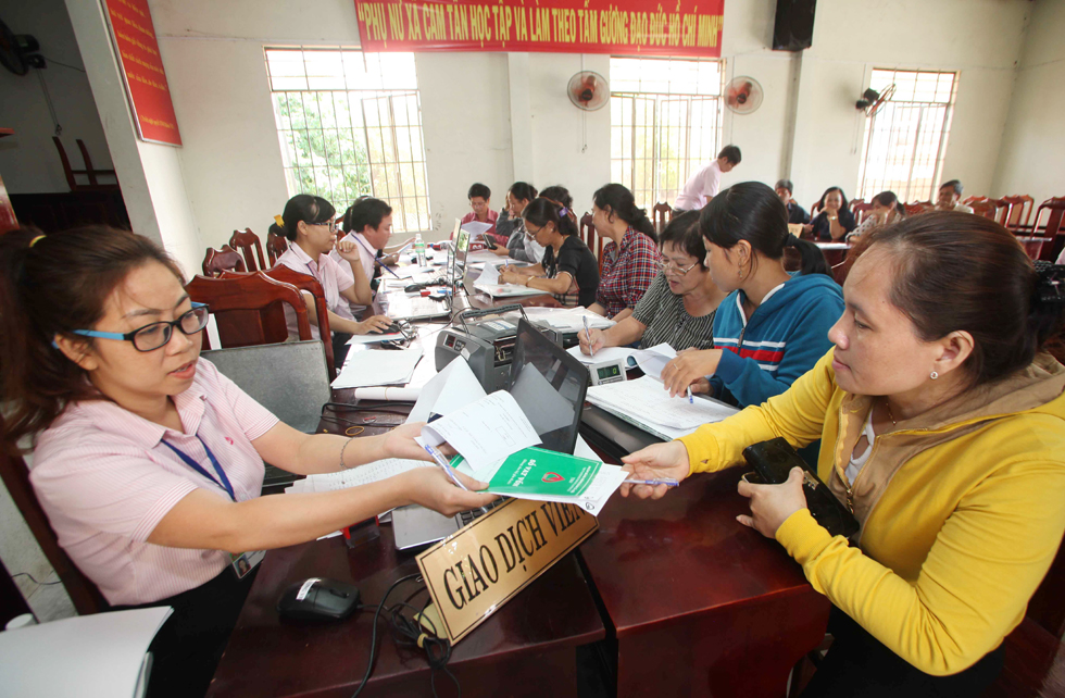 Hộ nghèo làm thủ tục vay vốn tại Điểm giao dịch xã Cam Tân, huyện Cam Lâm