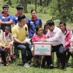 Phó Tổng Giám đốc Nguyễn Văn Lý tặng quà cho bé Nguyễn Thị Lan
