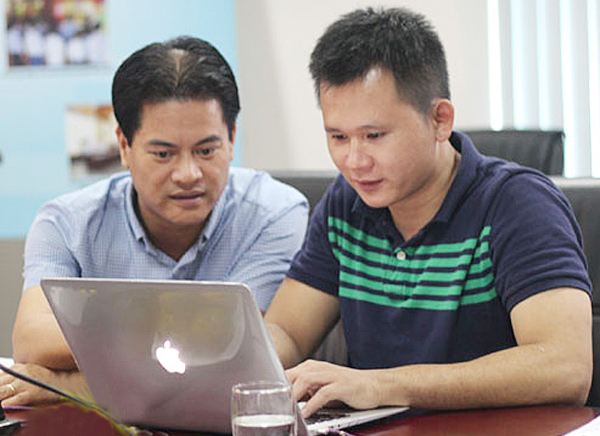 Phó Giám đốc Ban Hợp tác Quốc tế và Truyền thông NHCSXH, Nguyễn Việt Hải (bên trái) trao đổi với độc giả về nguồn lực chương trình tín dụng HSSV Y khoa