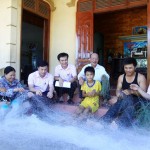 Anh Võ Hữu Thập (người thứ 2 từ phải qua) cùng bà con xóm 2, thôn Hải Phong, Kỳ Lợi chia sẻ nỗi nhớ nghề, nhớ biển với các cán bộ NHCSXH