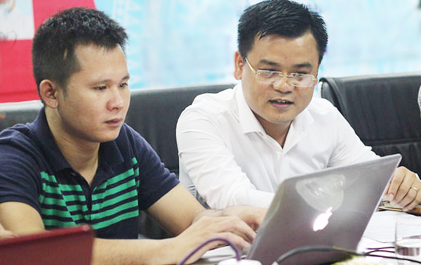 Phó Chủ nhiệm CLB Thanh niên lập nghiệp Hà Nội, Trần Xuân Chiến (bên phải) đang trả lời bạn đọc