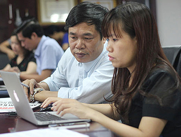 Giám đốc Trung tâm Hỗ trợ và phát triển thanh niên nông thôn TW Đoàn, Nguyễn Quốc Văn (bên trái) giải đáp những thắc mắc của độc giả