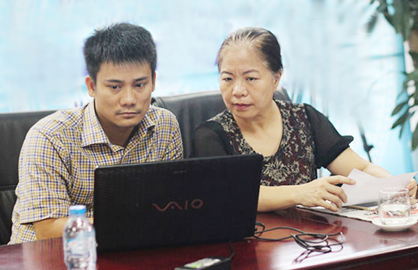 Phó Giám đốc Ban Tín dụng người nghèo NHCSXH, Hồ Lan Hương (bên phải) đang giao lưu với độc giả