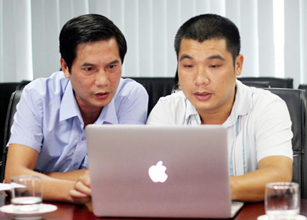 Phó Bí thư thường trực Tỉnh đoàn Vĩnh Phúc, Nguyễn Mạnh Tuấn (bên trái) giao lưu với độc giả