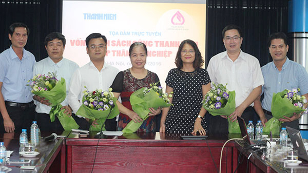 Các khách mời tham gia giao lưu trực tuyến được đại diện Báo Thanh niên tặng hoa 