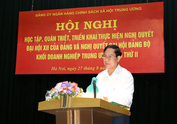 Đồng chí Nguyễn Đức Vui - Phó Bí thư thường trực Đảng uỷ NHCSXH Trung ương trình bày Dự thảo Chương trình hành động thực hiện Nghị quyết của Đảng ủy NHCSXH Trung ương