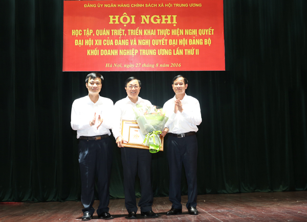 Đồng chí Dương Quyết Thắng nhận Bằng khen của Thủ tướng Chính phủ về “Có thành tích trong học tập và làm theo tấm gương đạo đức Hồ Chí Minh giai đoạn 2011 - 2015” và Kỷ niệm chương “Vì sự nghiệp công tác tổ chức xây dựng Đảng”