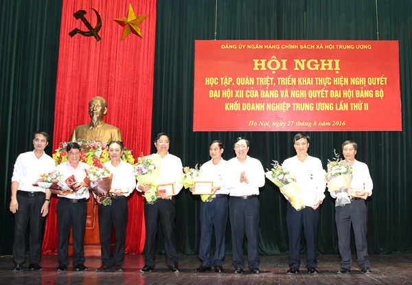 Đồng chí Dương Quyết Thắng và đồng chí Nguyễn Đức Hải chúc mừng các đảng viên nhận Kỷ niệm chương “Vì sự nghiệp Tuyên giáo”, “Vì sự nghiệp Kiểm tra Đảng” và “Vì sự nghiệp Dân vận”