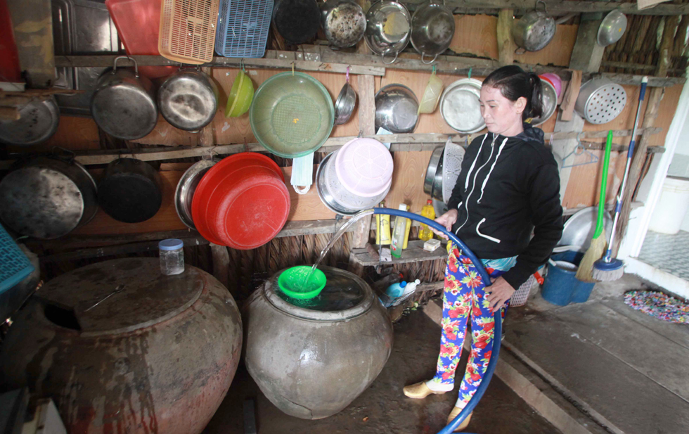 Nhờ vay vốn chương trình nước sạch và vệ sinh môi trường, Gia đình chị Phan Thị Ơn, người dân tộc Khmer ở ấp Trà Ban1, xã Châu Hưng A, huyện Vĩnh Lợi đã có nguồn nước đảm bảo, đời sống gia đình ngày được nâng cao