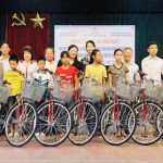 Các em học sinh, trẻ khuyết tật, mồ côi, hoàn cảnh khó khăn nhận xe đạp từ Công đoàn NHCSXH, Hội Bảo trợ người tàn tật và trẻ em mồ côi Việt Nam