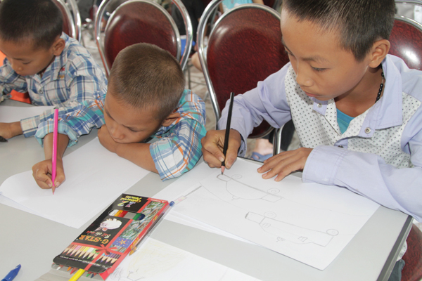 Các em nhỏ cùng nhau vẽ tranh và viết những bức thư gửi đến Lá lành đã ủng hộ, giúp đỡ mình trong thời gian qua