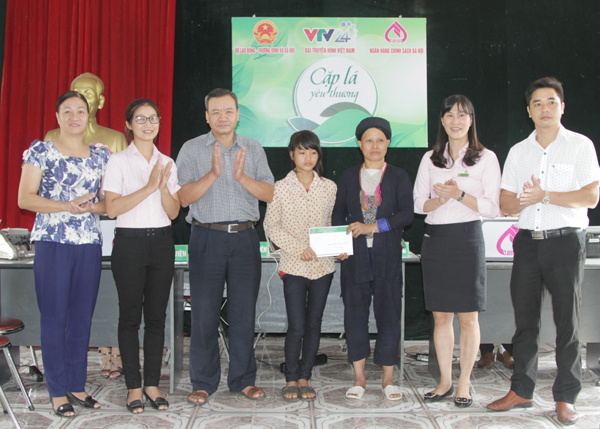 NHCSXH trao tiền hỗ trợ của các nhà hảo tâm cho các em nhỏ có hoàn cảnh khó khăn tại tỉnh Lào Cai