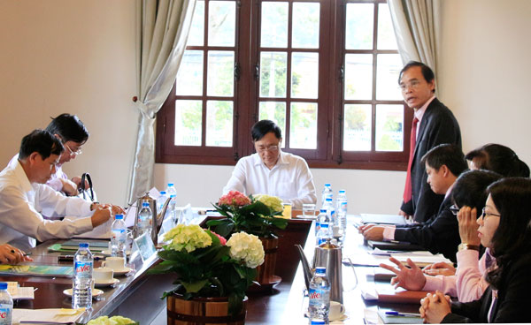 Giám đốc Huỳnh Thanh Lân trình bày báo cáo kết quả hoạt động của chi nhánh