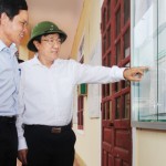 Tổng Giám đốc Dương Quyết Thắng (bên phải) kiểm tra việc công khai thông tin về các chương trình ưu đãi và hộ vay