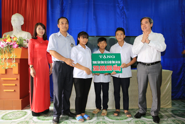 Đồng chí Trưởng Ban chỉ đạo Tây Bắc hỗ trợ kinh phí cho Trung tâm Công tác xã hội tỉnh Lào Cai