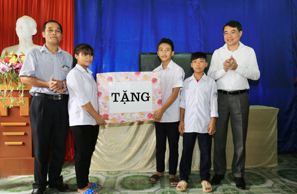Đồng chí Thống đốc NHNN Việt Nam tặng quà cho các cháu đang được nuôi dưỡng, chăm sóc tại Trung tâm Công tác xã hội tỉnh Lào Cai
