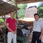 Nhờ được vay vốn ưu đãi, anh Phạm Văn Đức (bên trái) đầu tư mở rộng xưởng bóc ván gỗ