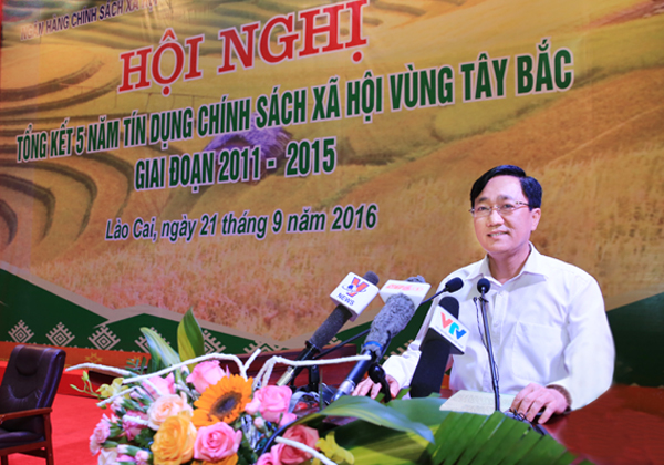 Đồng chí Dương Quyết Thắng - Tổng Giám đốc NHCSXH báo cáo kết quả thực hiện tín dụng chính sách xã hội trong 5 năm qua