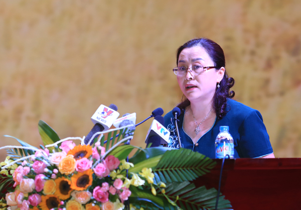 Đồng chí Nhâm Thị Phương - Phó Chủ tịch UBND tỉnh Sơn La tham luận tại Hội nghị