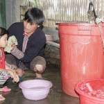 Gia đình anh Phùng Ông Sảnh ở thôn Bản Sái, xã Bản Phùng, huyện Sa Pa (Lào Cai) sử dụng 12 triệu đồng vốn chương trình NS&VSMTNT để xây bể chứa nước sạch và làm nhà vệ sinh khép kín nâng cao chất lượng cuộc sống