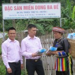 Chị Triệu Thị Tá đang vui mừng giới thiệu sản phẩm miến dong cho cán bộ NHCSXH địa phương