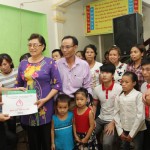 Đại diện Đoàn TNCS Hồ Chí Minh NHCSXH TW và Ban chấp hành Công đoàn cơ sở Hội sở chính trao quà cho đại diện Trung tâm để chăm lo cho các em nhỏ khuyết tật, thiệt thòi