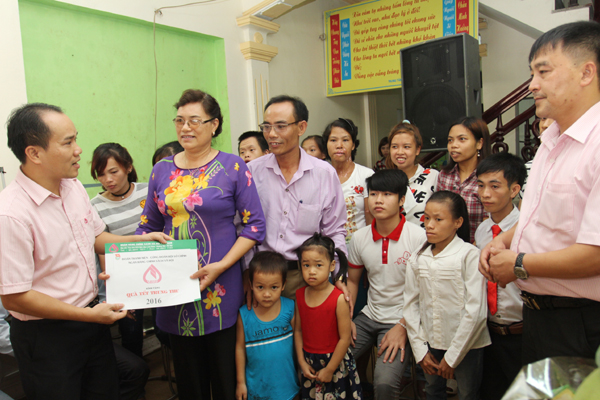 Đại diện Đoàn TNCS Hồ Chí Minh NHCSXH TW và Ban chấp hành Công đoàn cơ sở Hội sở chính trao quà cho đại diện Trung tâm để chăm lo cho các em nhỏ khuyết tật, thiệt thòi