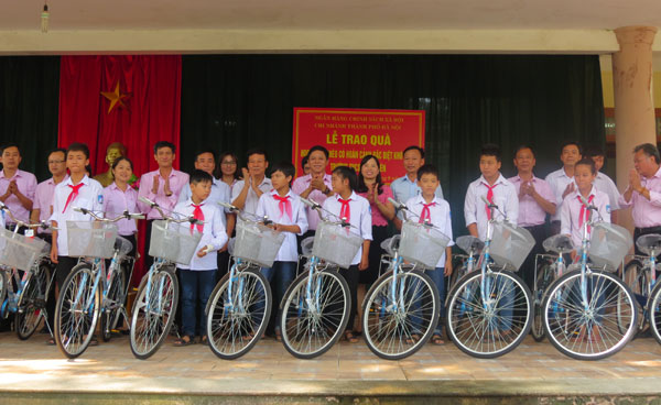 Những chiếc xe đạp đã được NHCSXH TP Hà Nội trao cho các em học sinh nghèo hiếu học