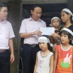 Chủ tịch Công đoàn cơ sở NHCSXH tỉnh Nghệ An đã đến thăm, động viên vợ và các con anh Nguyễn Vĩnh Hà