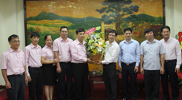 Phó Tổng Giám đốc Bùi Quang Vinh cùng các thành viên trong Đoàn chúc mừng Hội Nông dân Việt Nam nhân kỷ niệm 86 năm ngày thành lập